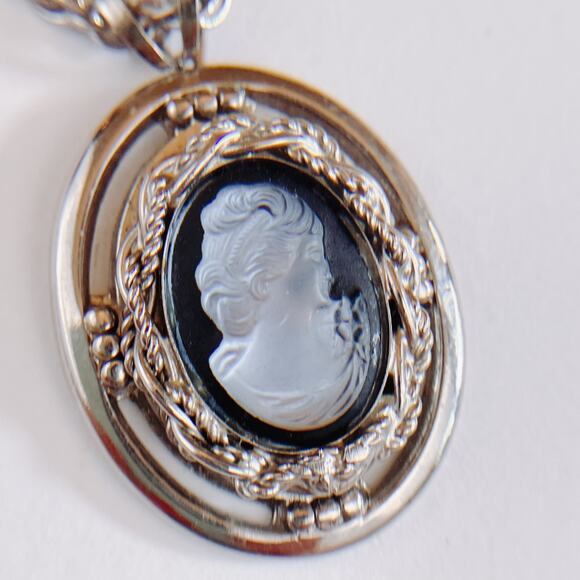 Mid Century Glass Cameo Pendant Necklace, VTG Silver Tone 70s Victorian Revival - Picture 11 of 13